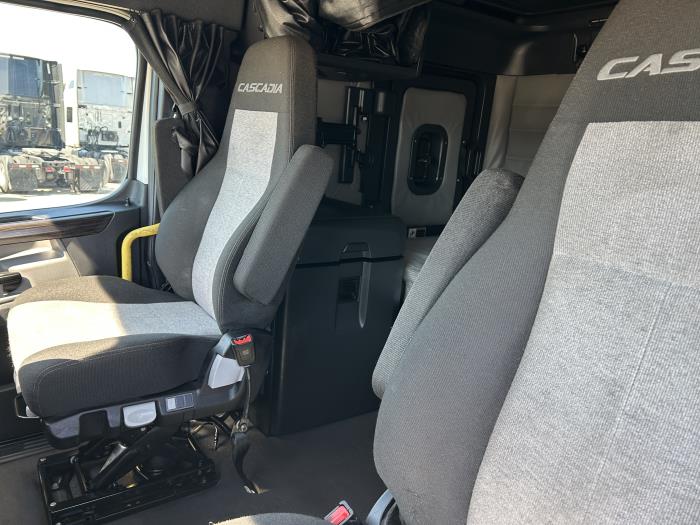 2021 Freightliner Cascadia-9