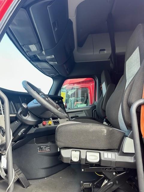 2021 Freightliner Cascadia-6