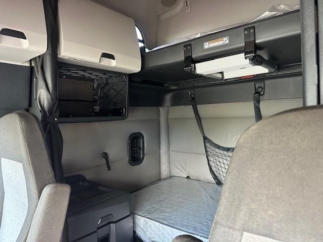 2021 Freightliner Cascadia-8