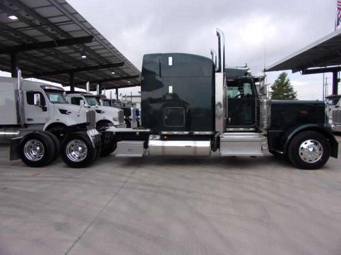 2022 Peterbilt 389-4