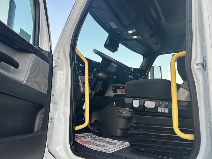 2021 Freightliner Cascadia-8