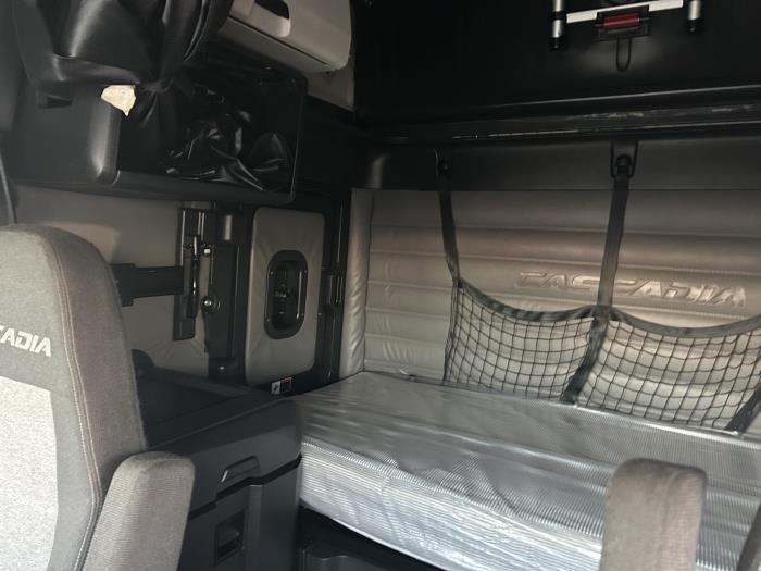 2021 Freightliner Cascadia-10