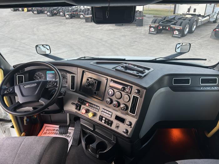 2021 Freightliner Cascadia-11