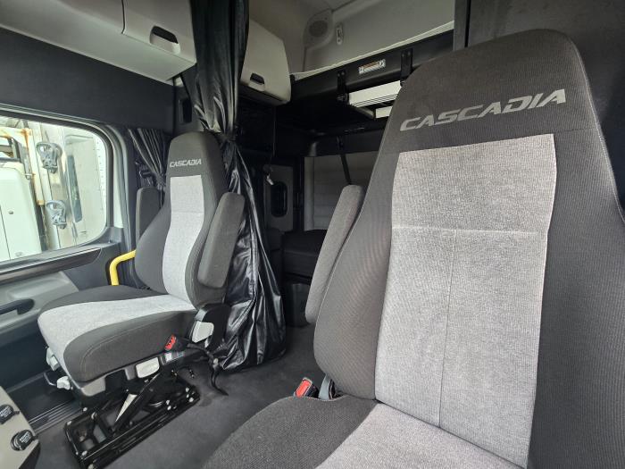 2021 Freightliner Cascadia-8