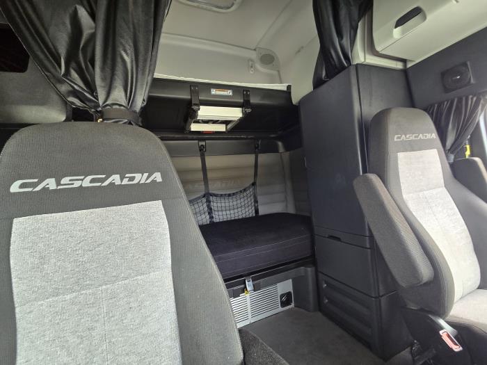 2021 Freightliner Cascadia-9