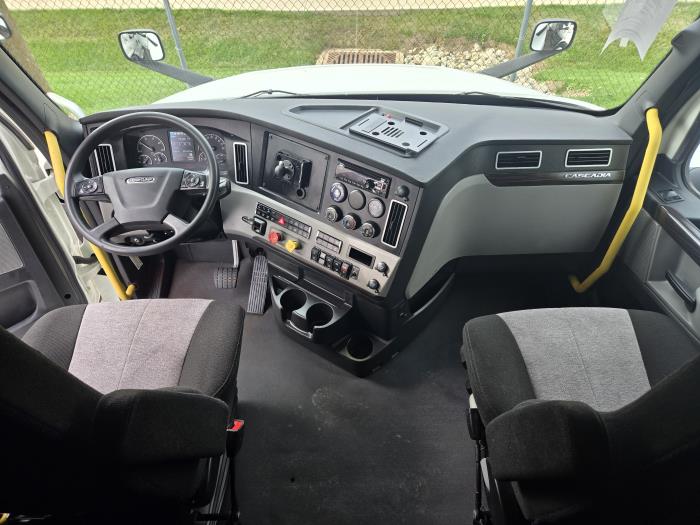 2021 Freightliner Cascadia-12