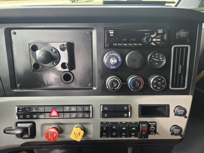 2021 Freightliner Cascadia-13