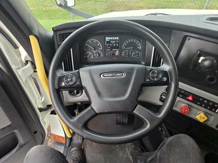 2021 Freightliner Cascadia-16