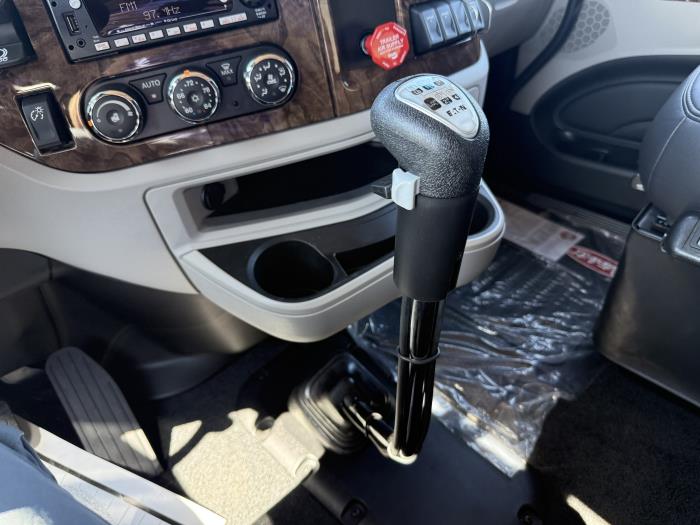 2026 Peterbilt 589-38