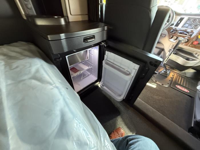 2026 Peterbilt 589-38