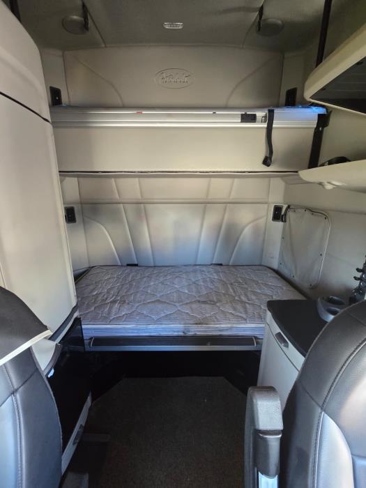 2023 Peterbilt 579-16