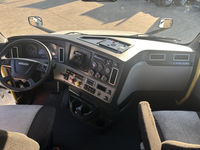 2021 Freightliner Cascadia-11