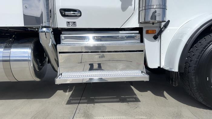 2026 Peterbilt 589-18