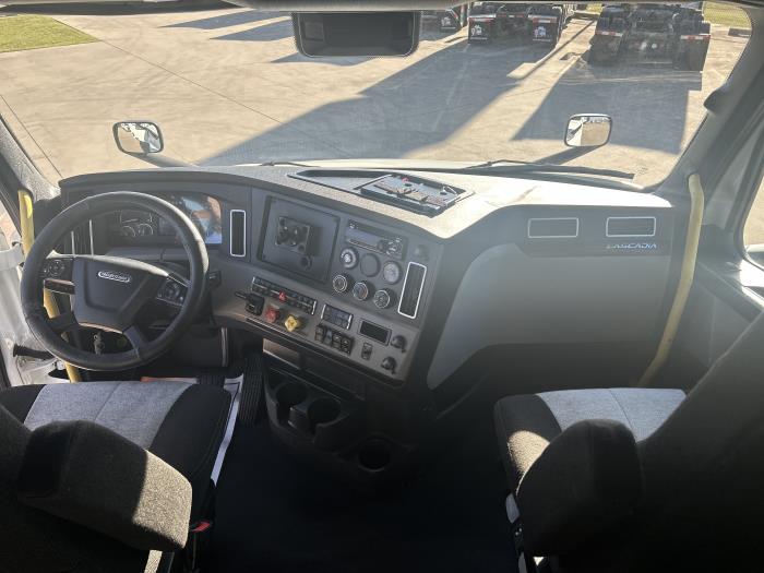 2022 Freightliner Cascadia-12 2022 Freightliner Cascadia-12