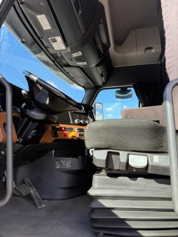 2020 Freightliner Cascadia-20