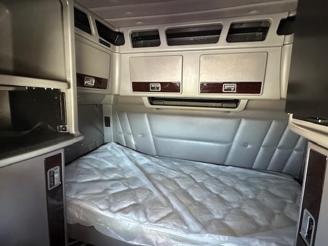 2022 Peterbilt 389-11