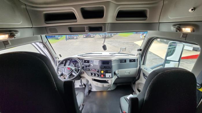 2022 Peterbilt 579-18