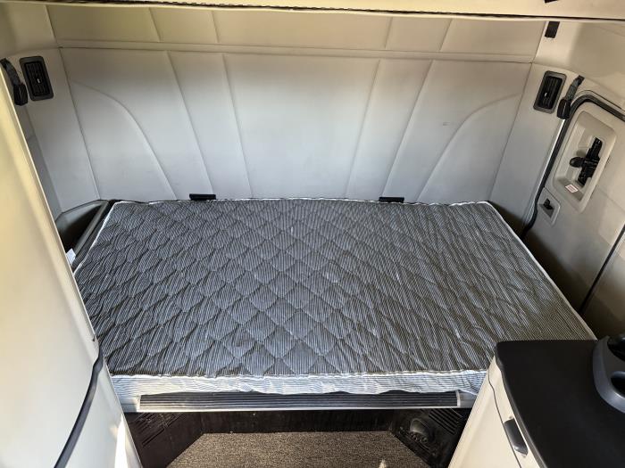 2022 Peterbilt 579-18