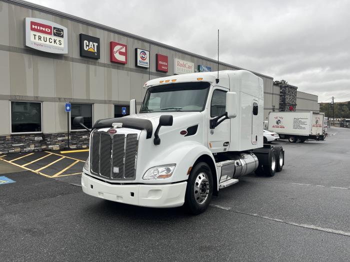2022 Peterbilt 579 photo 2
