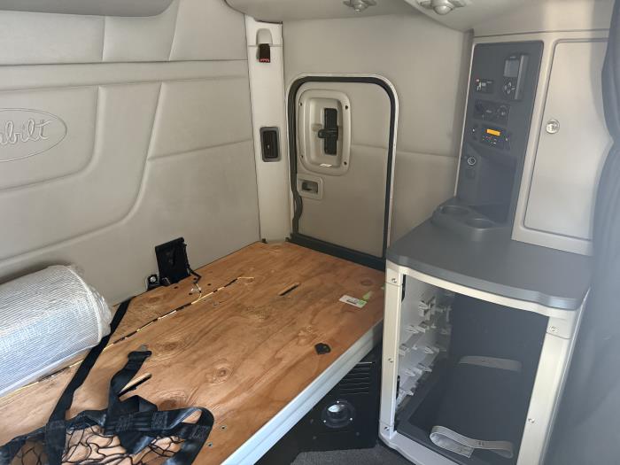 2022 Peterbilt 579-8