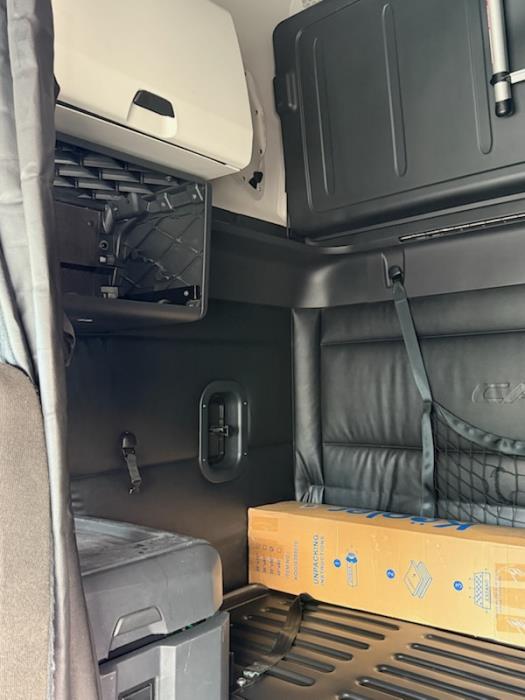 2023 Freightliner Cascadia-12