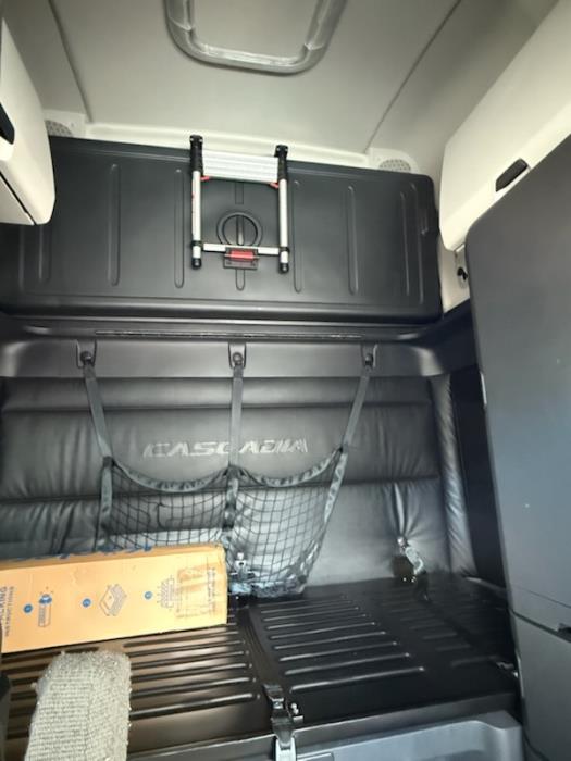 2023 Freightliner Cascadia-8