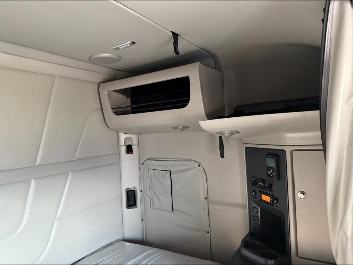 2024 Peterbilt 579-49