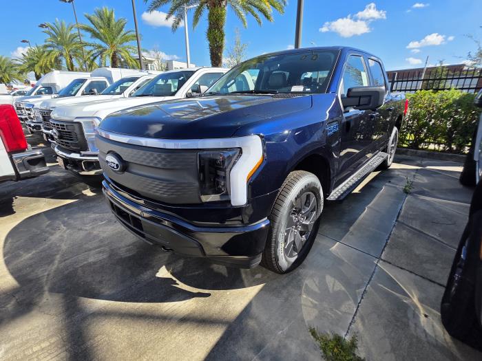 2025 Ford F-150 Lightning-1