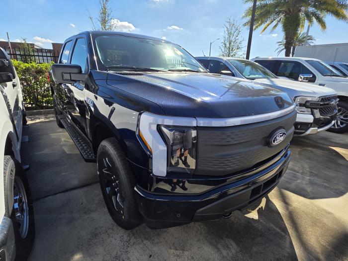 2025 Ford F-150 Lightning-3