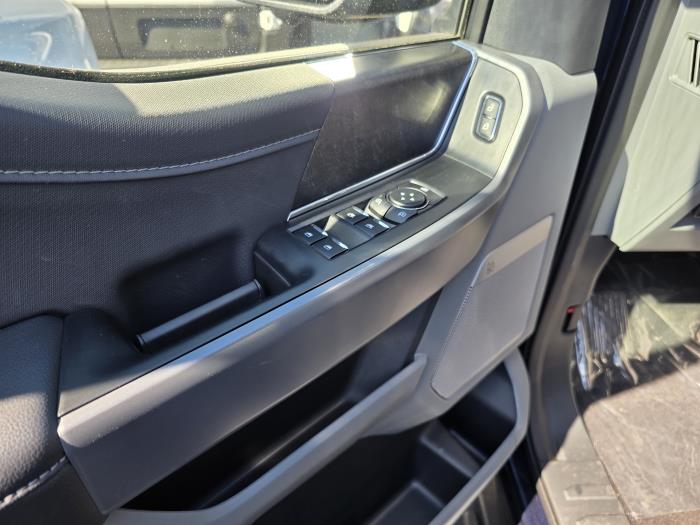 2025 Ford F-150 Lightning-12