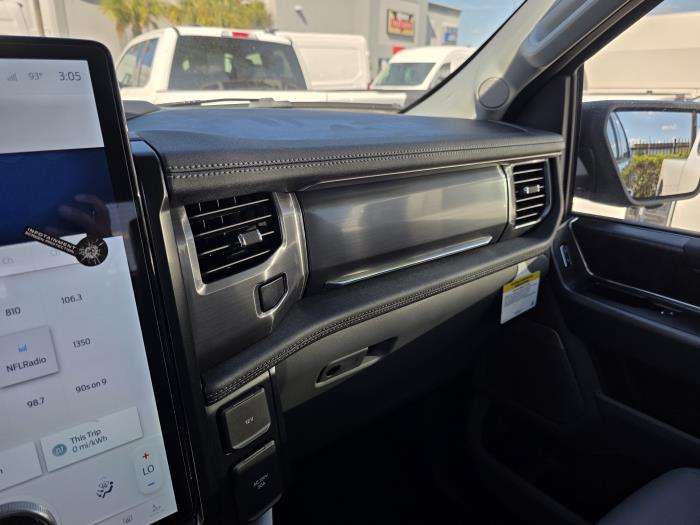 2025 Ford F-150 Lightning-15