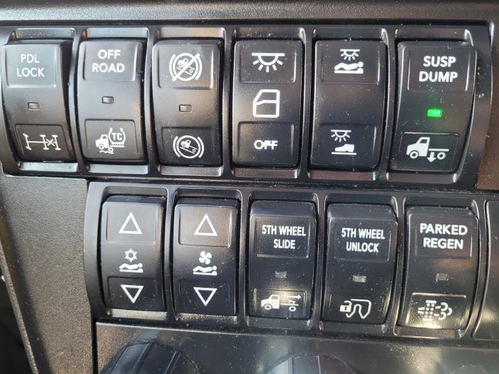 2022 International LT625-18