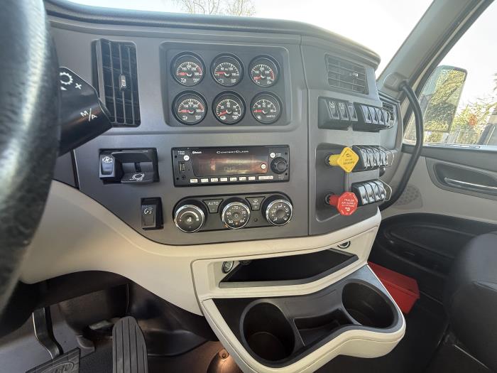 2023 Peterbilt 579-13