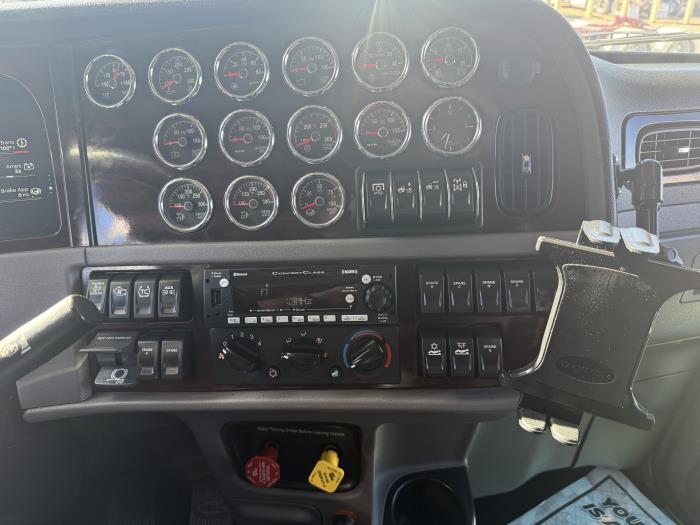 2023 Peterbilt 389-3