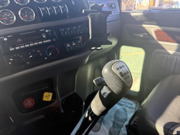 2023 Peterbilt 389-6