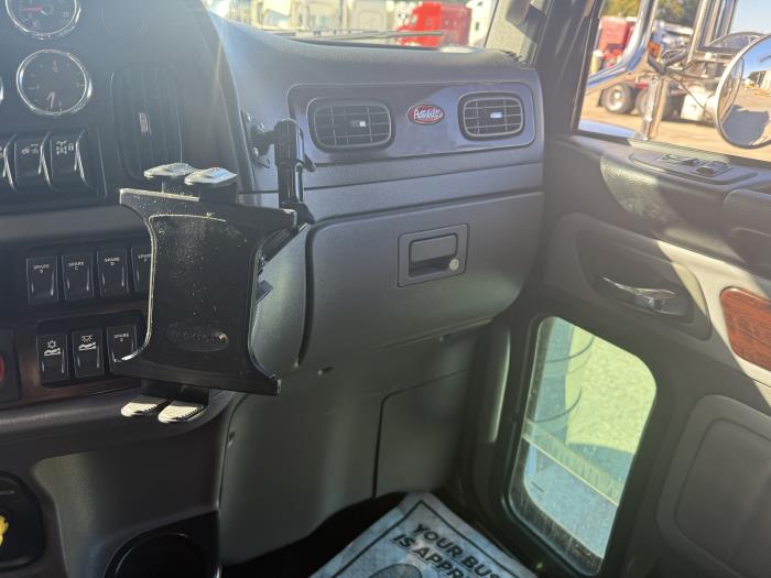 2023 Peterbilt 389-7