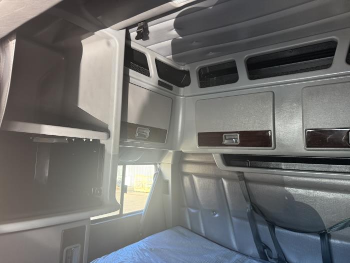 2023 Peterbilt 389-9