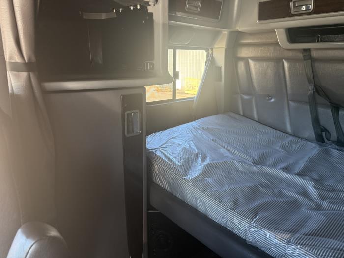 2023 Peterbilt 389-10