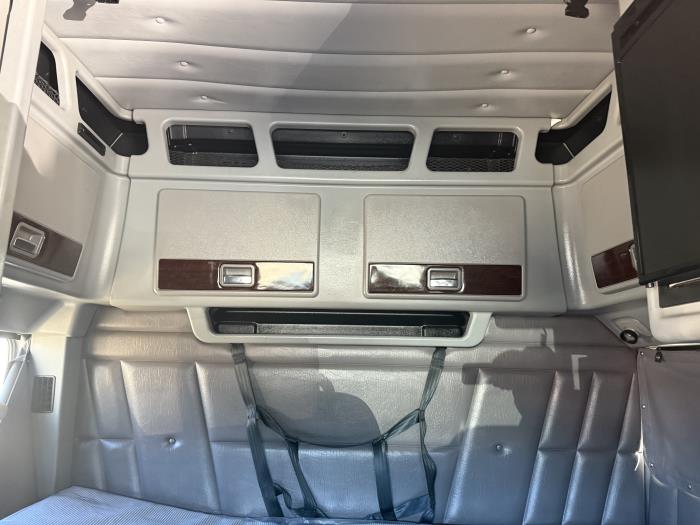 2023 Peterbilt 389-11