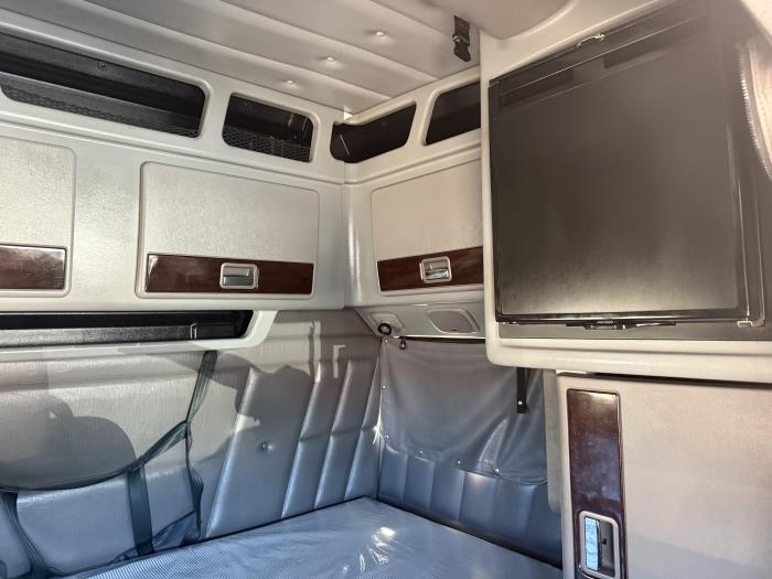 2023 Peterbilt 389-4