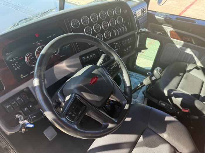 2023 Peterbilt 389-13