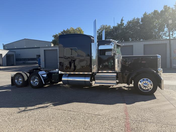 2023 Peterbilt 389-26