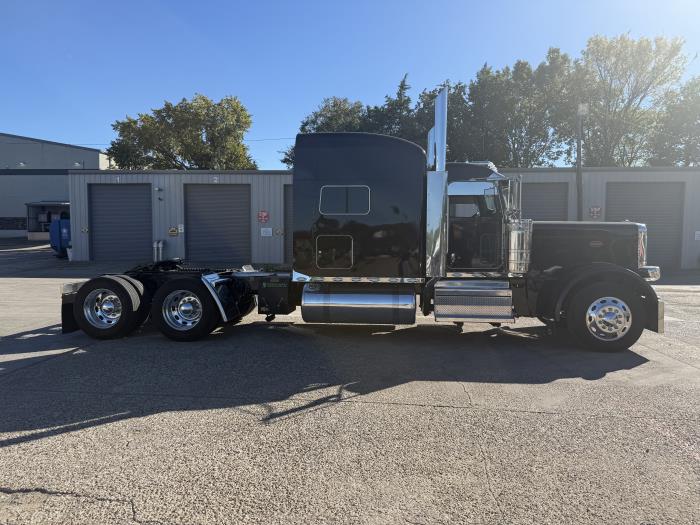2023 Peterbilt 389-28