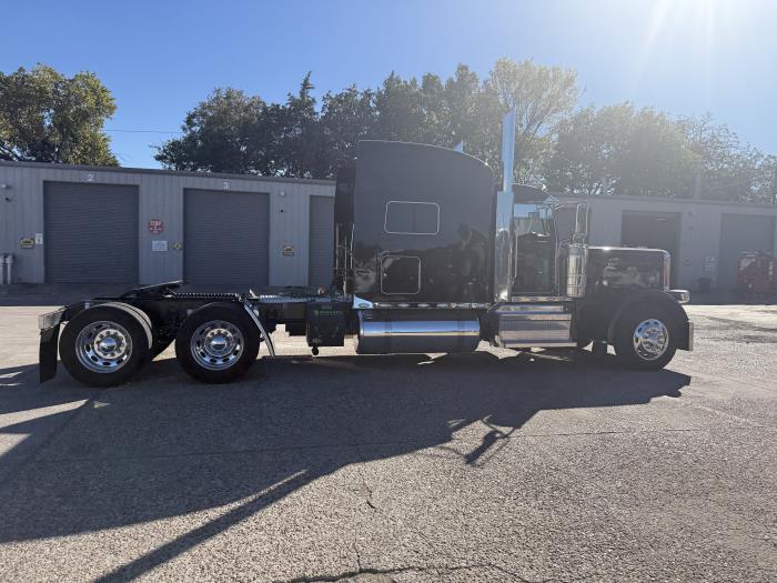 2023 Peterbilt 389-30