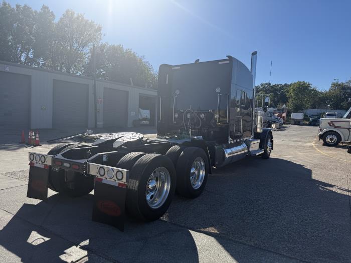 2023 Peterbilt 389-33