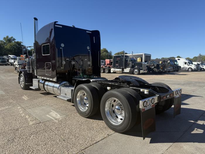 2023 Peterbilt 389-37