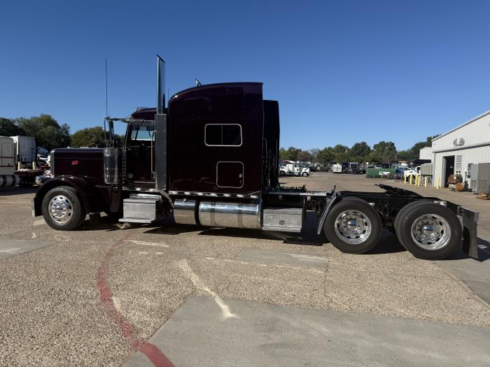 2023 Peterbilt 389-2
