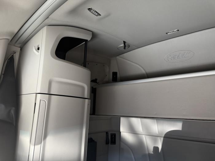 2021 Peterbilt 579-8