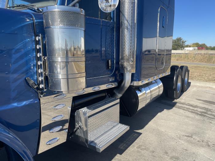 2023 Peterbilt 389-17