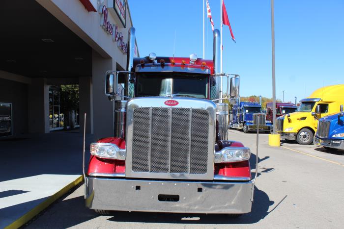 2023 Peterbilt 389 photo 3
